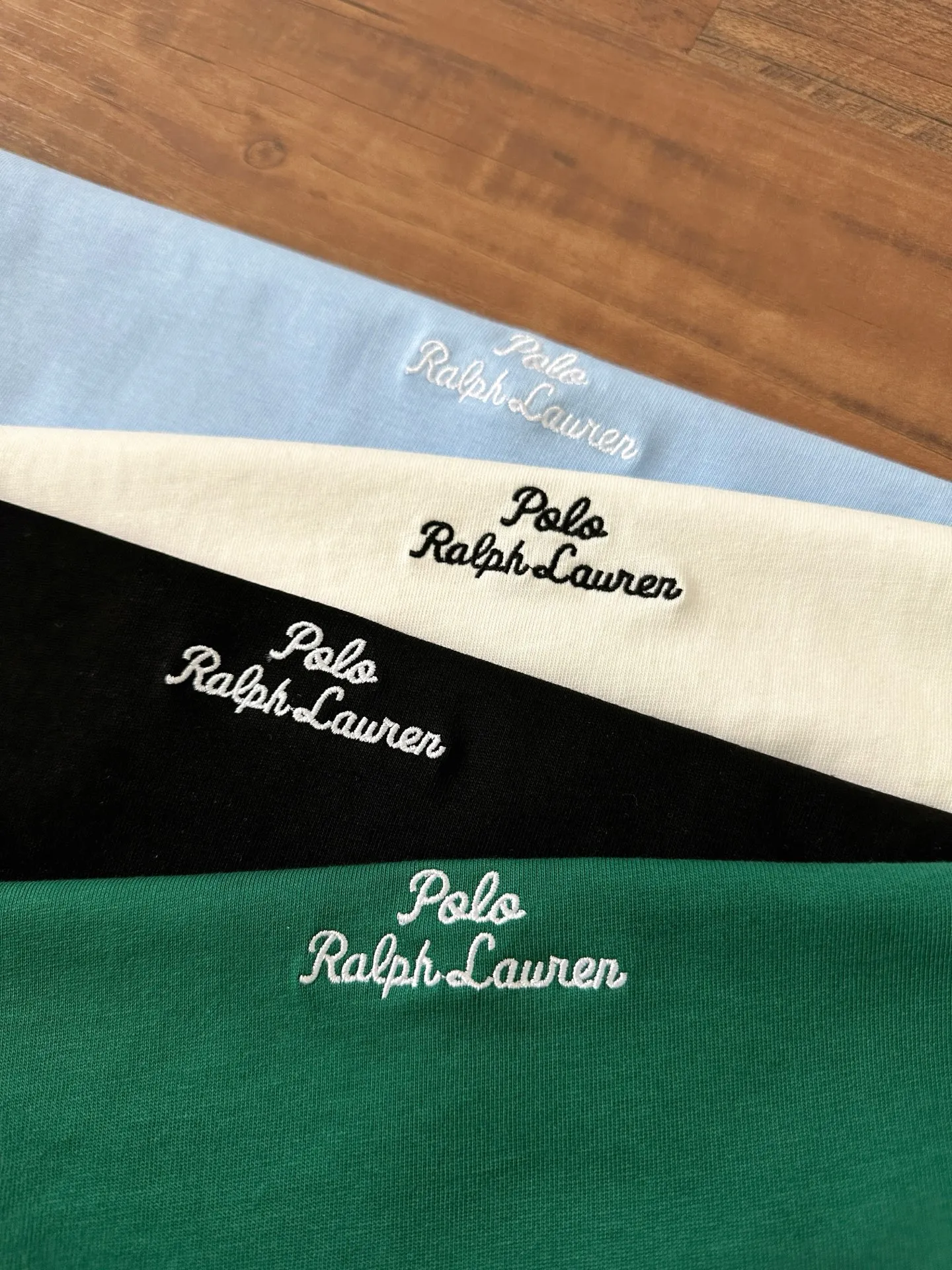 P130 Style number: RL004】Ralph Lauren/Ralph Lauren 25ss summer new round-neck T-shirt with English letter embroidery. The main logo on the neck has a QR code mark, which can be scanned for verification, and the detailed English letter logo embroidery is all high-density, all made by imported Tajima machines, which distinguishes low-quality products on the market. 32 counts, 240g hydrophilic toner, 100% cotton fabric, comfortable and soft, highly breathable, focusing on high-end cost-effectiveness, needless to say good quality. Available in a variety of colors, both boys and girls can try this genderless style, giving them a yuppie tone in no time. Immerse yourself in your leisurely style, and have your own style in retro. Natural, vivid and very French romantic feelings, perfectly integrating youthful atmosphere and trend. Color: Black, White, Green, Colorful Blue Size: S-xL S Shoulder width 44 Bust 104 Sleeve length 23 Clothing length 72 M Shoulder width 45 Bust 108 Sleeve length 24 Clothing length 74 L Shoulder width 46 Bust 112 Sleeve length 25 Clothing length 76 xL Shoulder width 47 Bust 116 Sleeve length 26 Clothing length 78